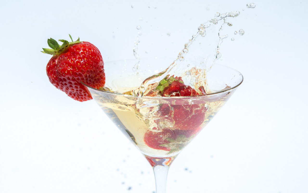 Champagne with strawberries wallpaper 1280x800