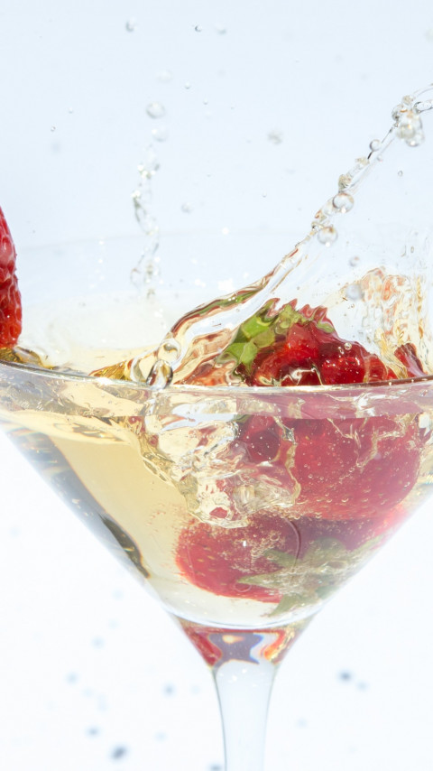 Champagne with strawberries wallpaper 480x854