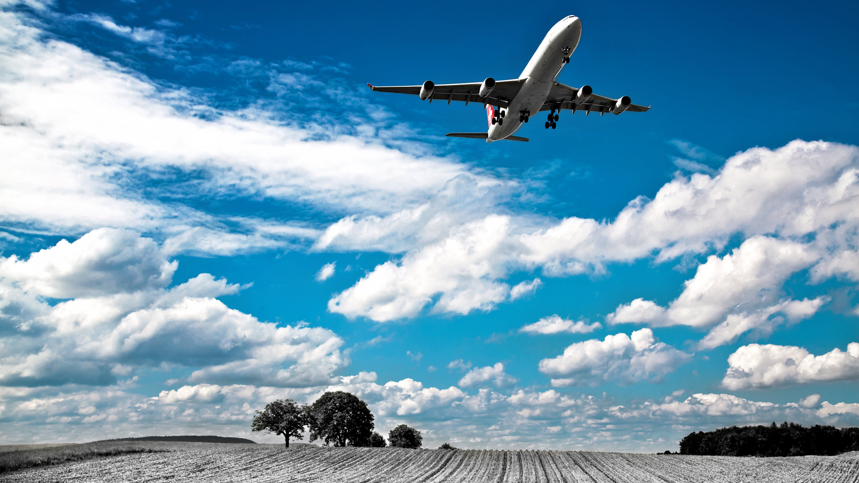 Swiss airplane landing in Zurich wallpaper 2880x1620