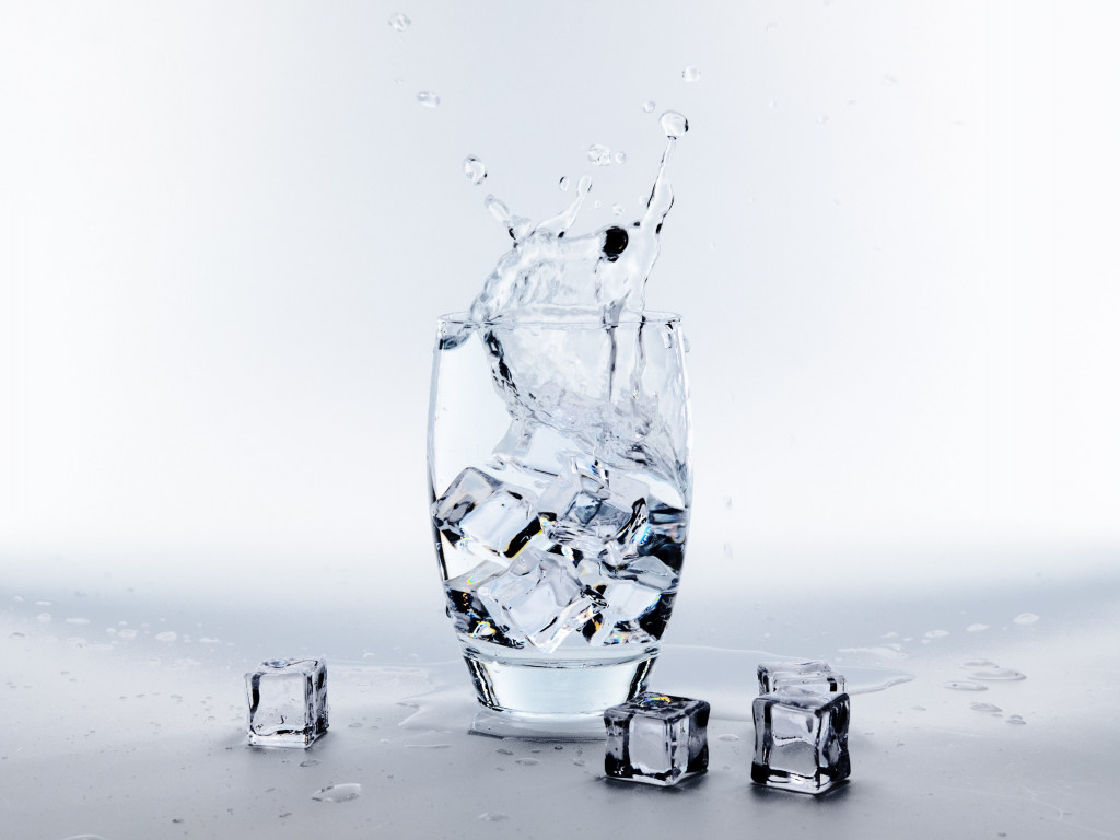 Water glass with ice cubes wallpaper 1024x768