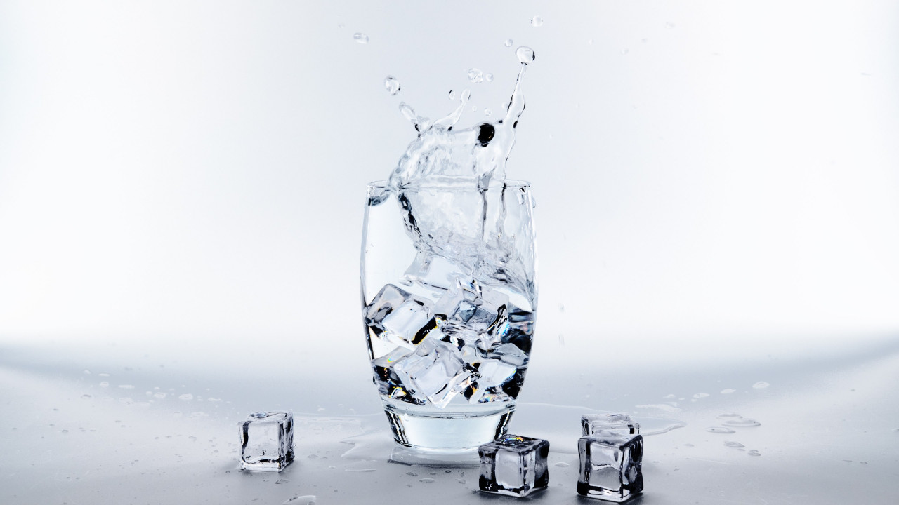 Water glass with ice cubes wallpaper 1280x720