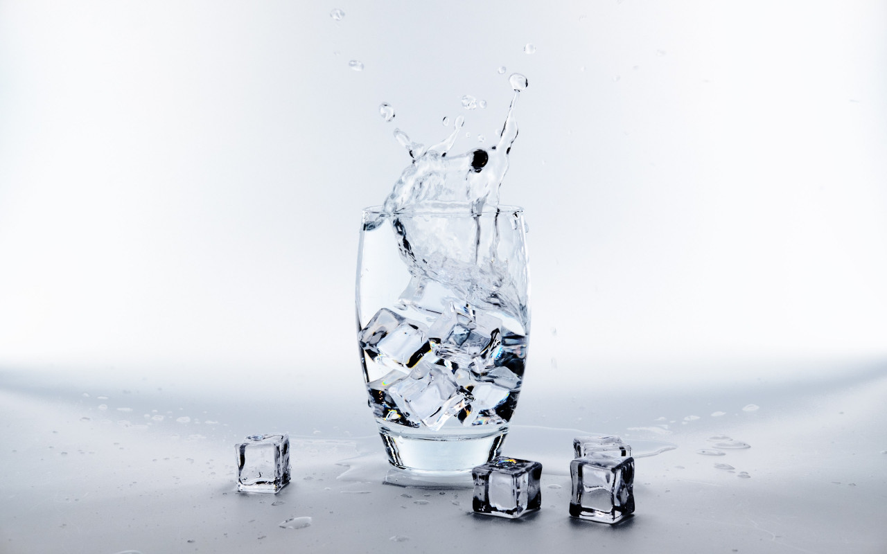 Water glass with ice cubes wallpaper 1280x800