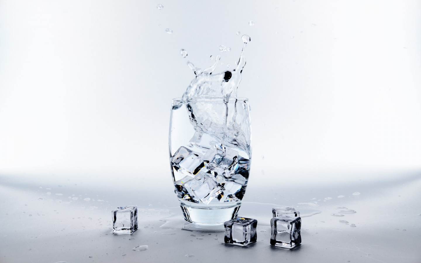 Water glass with ice cubes wallpaper 1440x900