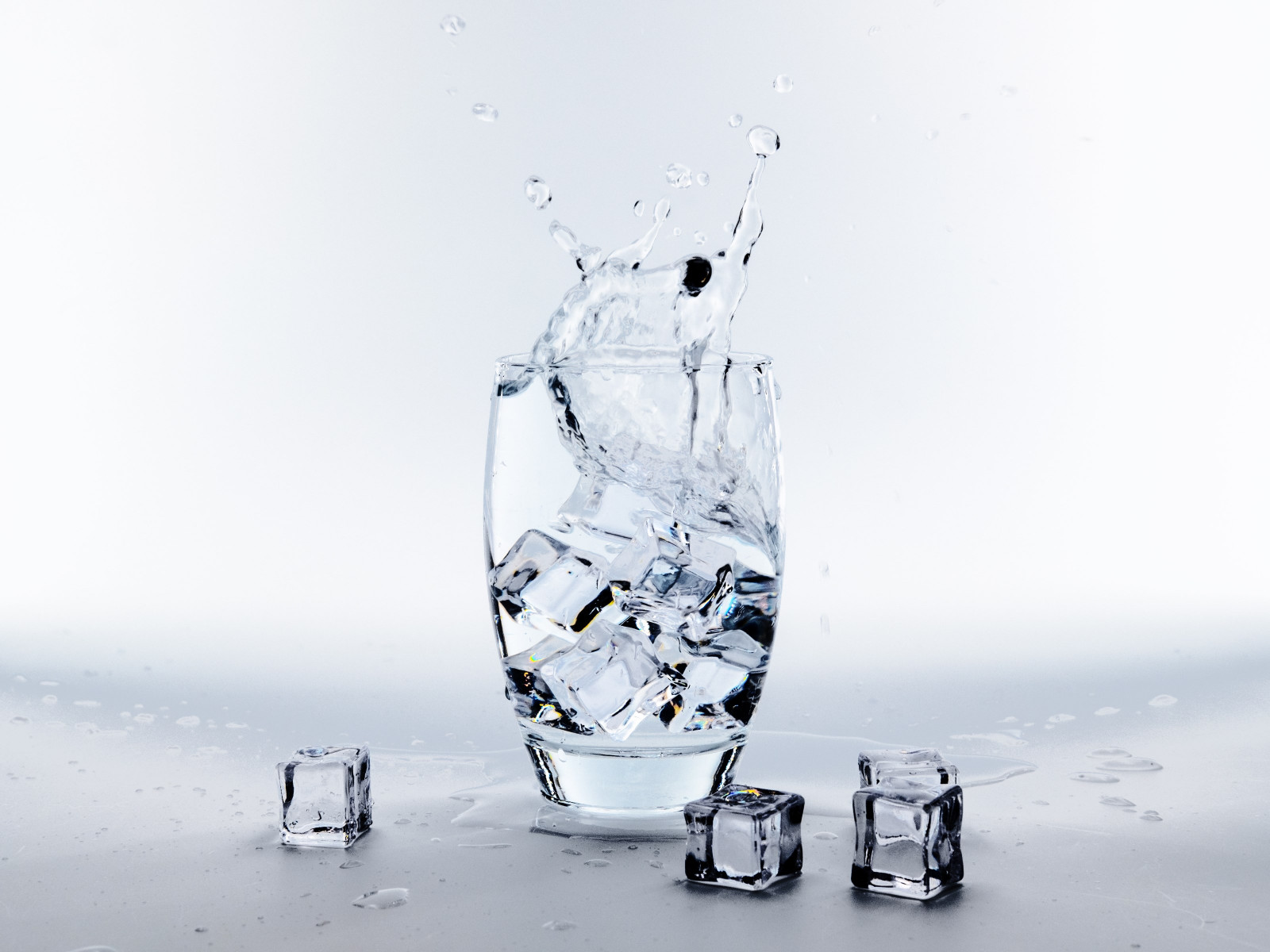 Water glass with ice cubes wallpaper 1600x1200