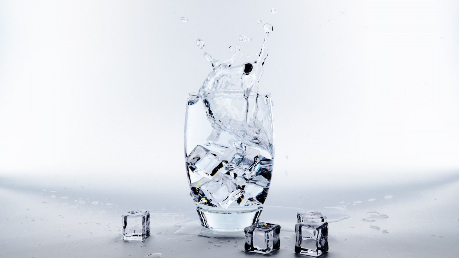 Water glass with ice cubes wallpaper 1600x900
