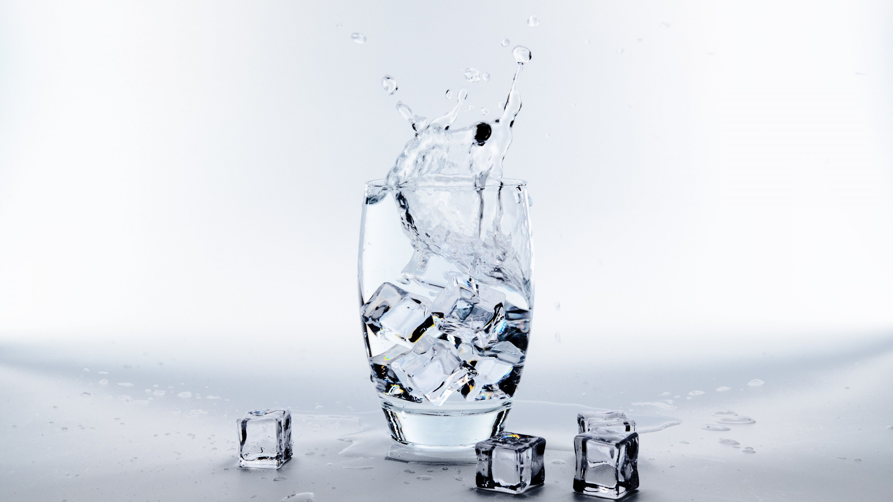Water glass with ice cubes wallpaper 2880x1620