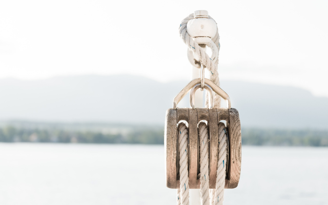 Pulley on a boat wallpaper 1280x800