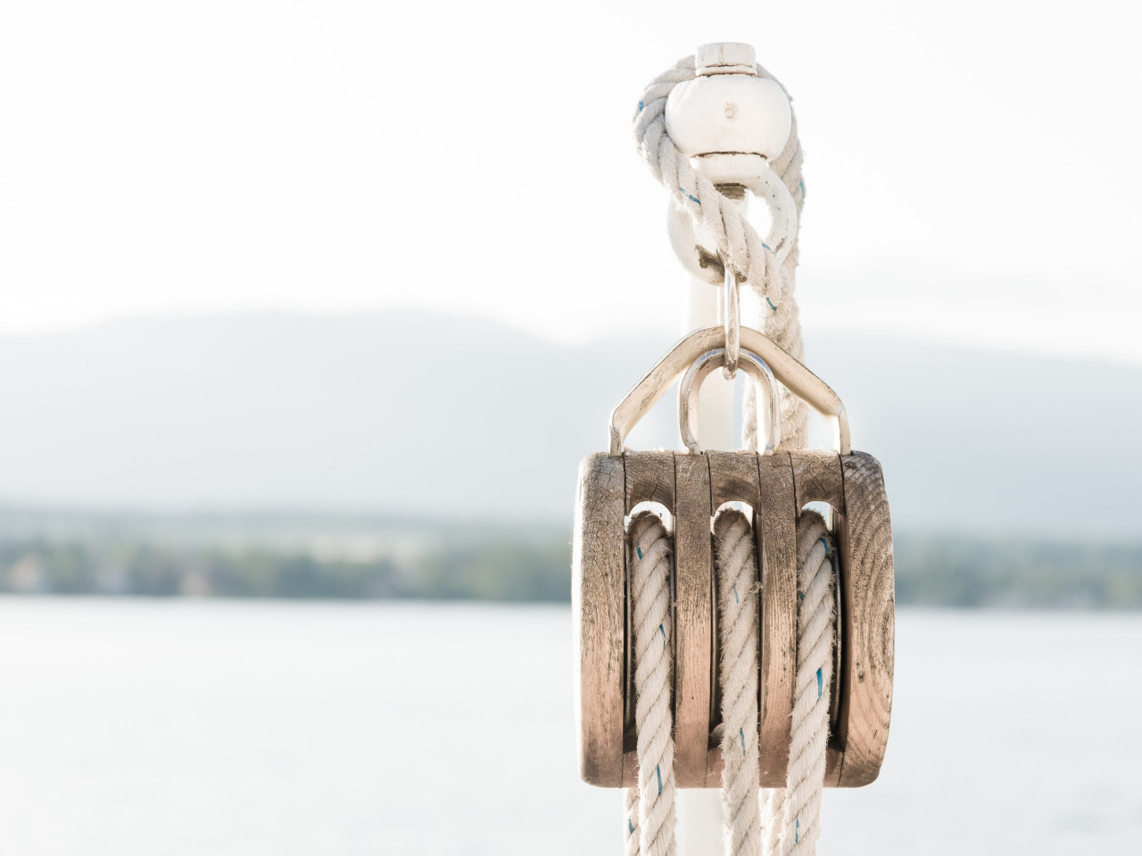 Pulley on a boat wallpaper 1280x960