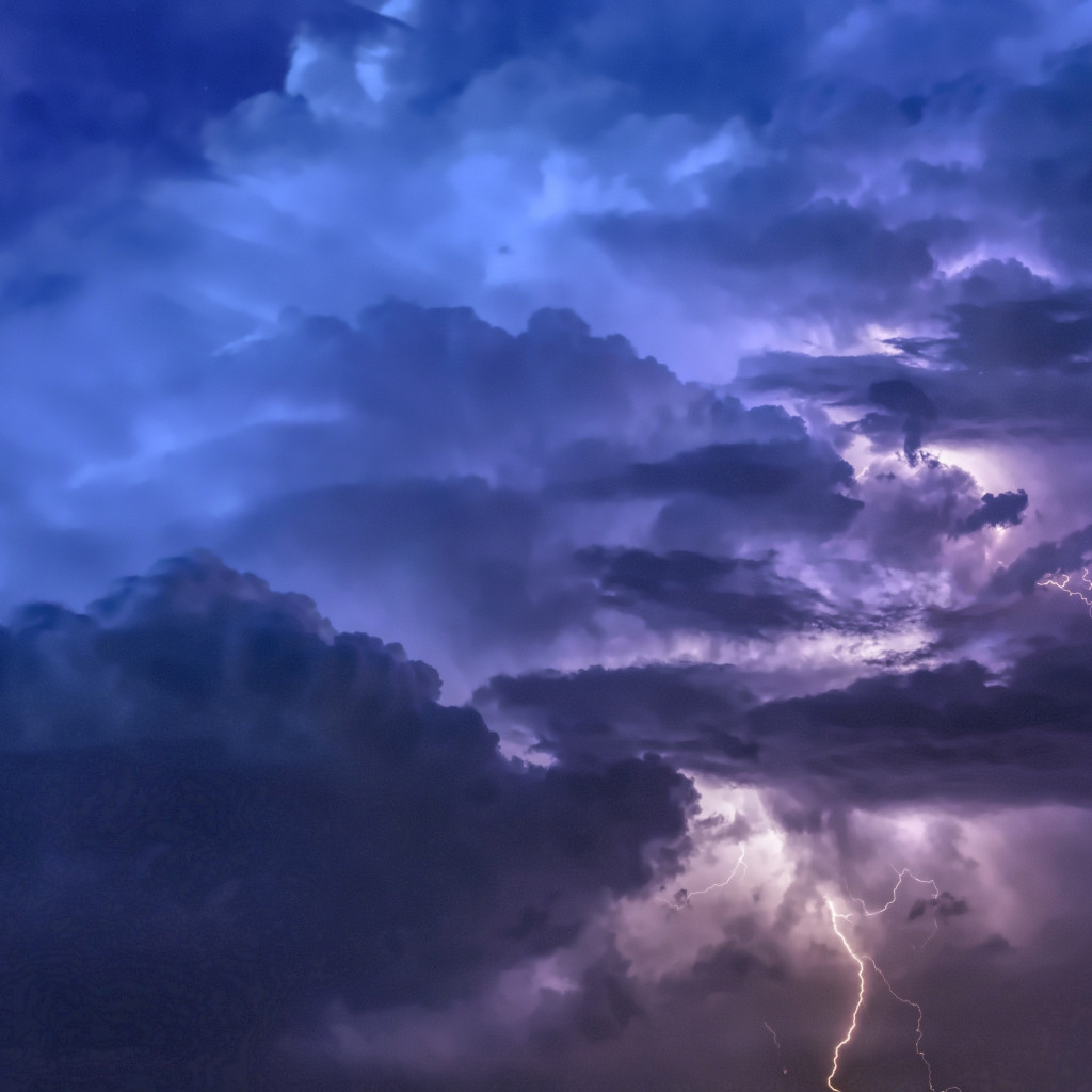 Thunders and lightnings wallpaper 1024x1024