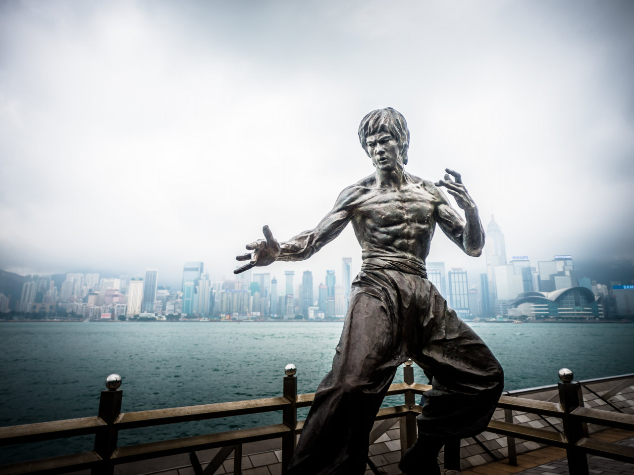 Bruce Lee statue from Hong Kong wallpaper 1280x960