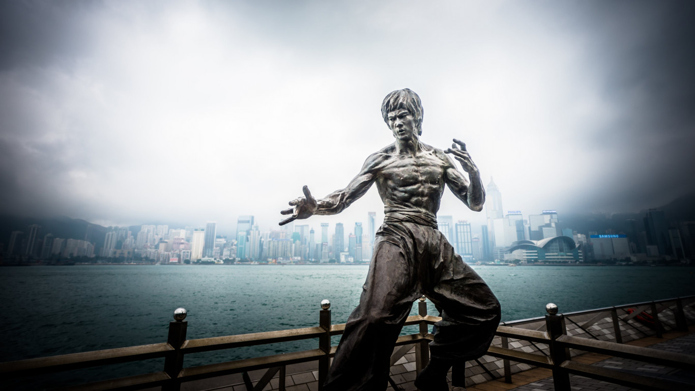 Bruce Lee statue from Hong Kong wallpaper 1366x768
