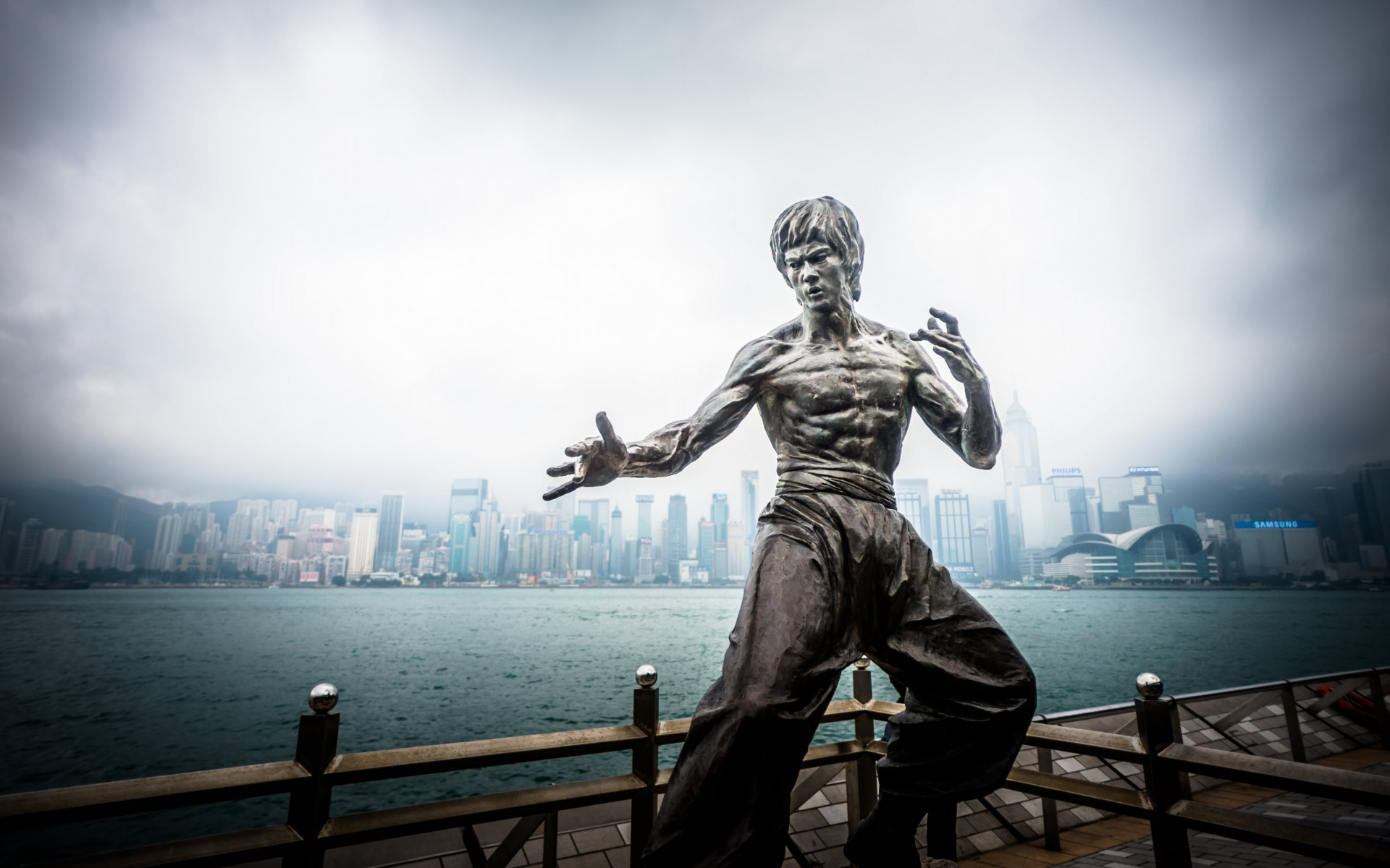 Bruce Lee statue from Hong Kong wallpaper 1920x1200