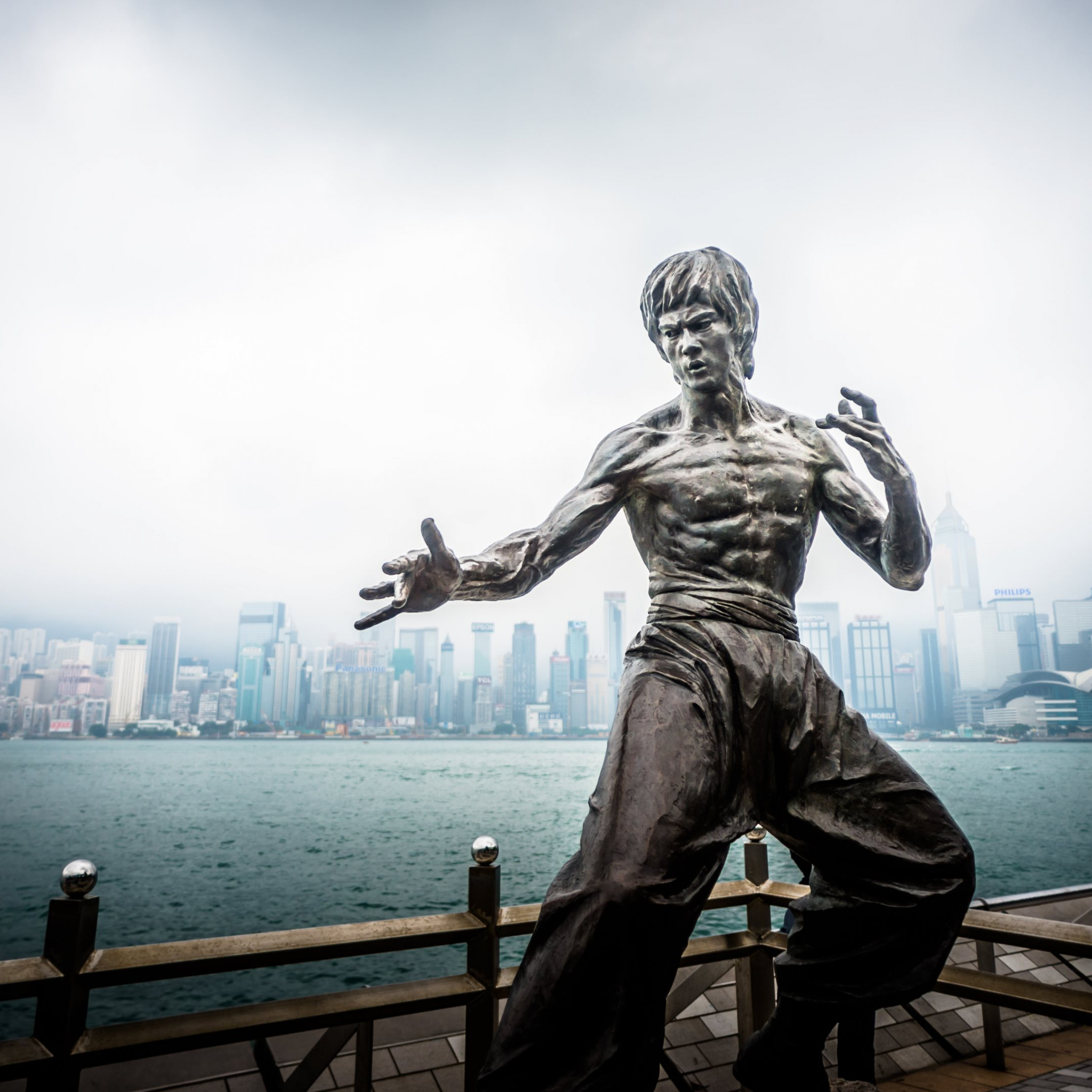 Bruce Lee statue from Hong Kong wallpaper 2048x2048