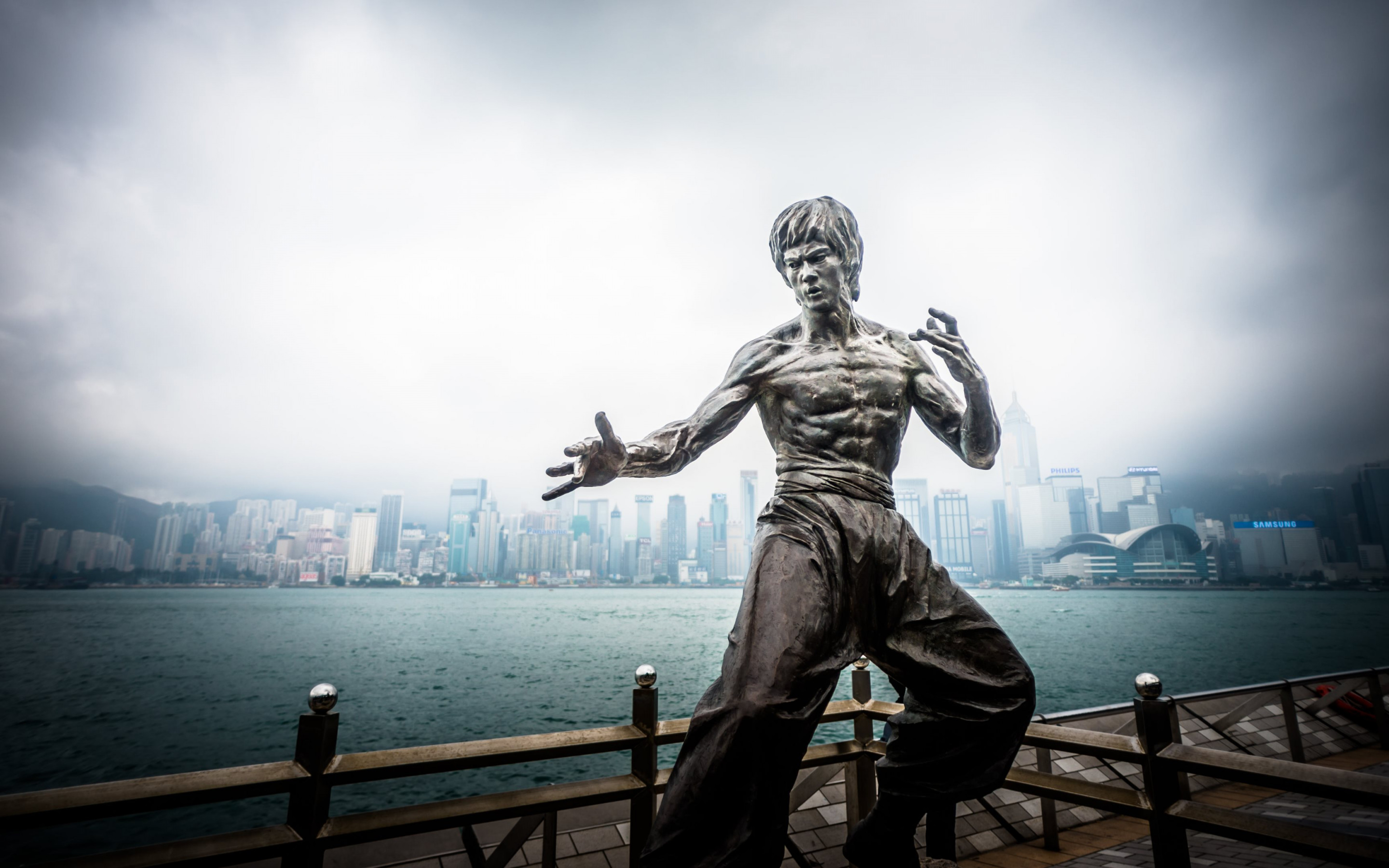 Bruce Lee statue from Hong Kong wallpaper 2880x1800