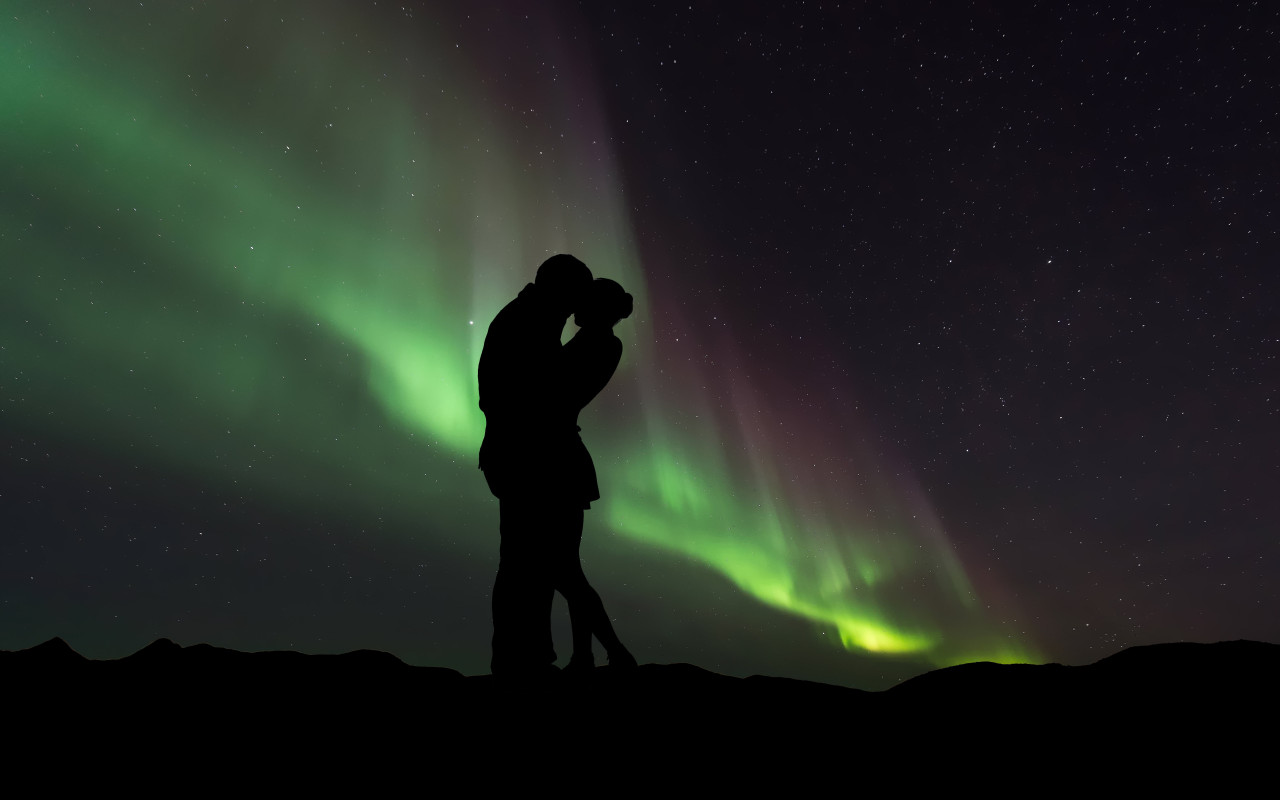 Couple in love under the Northern Lights wallpaper 1280x800