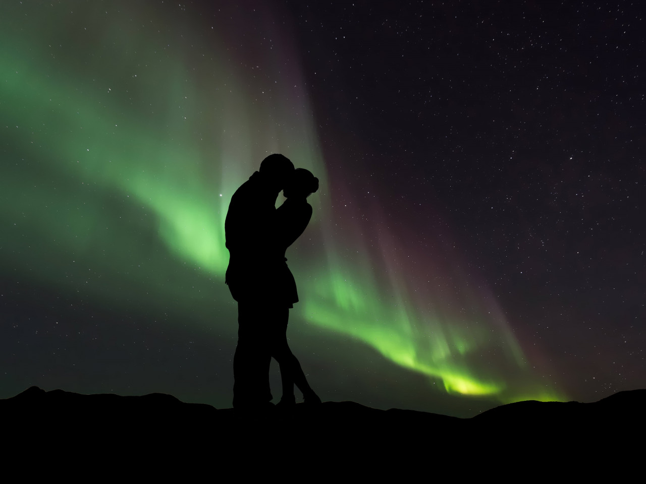 Couple in love under the Northern Lights wallpaper 1280x960