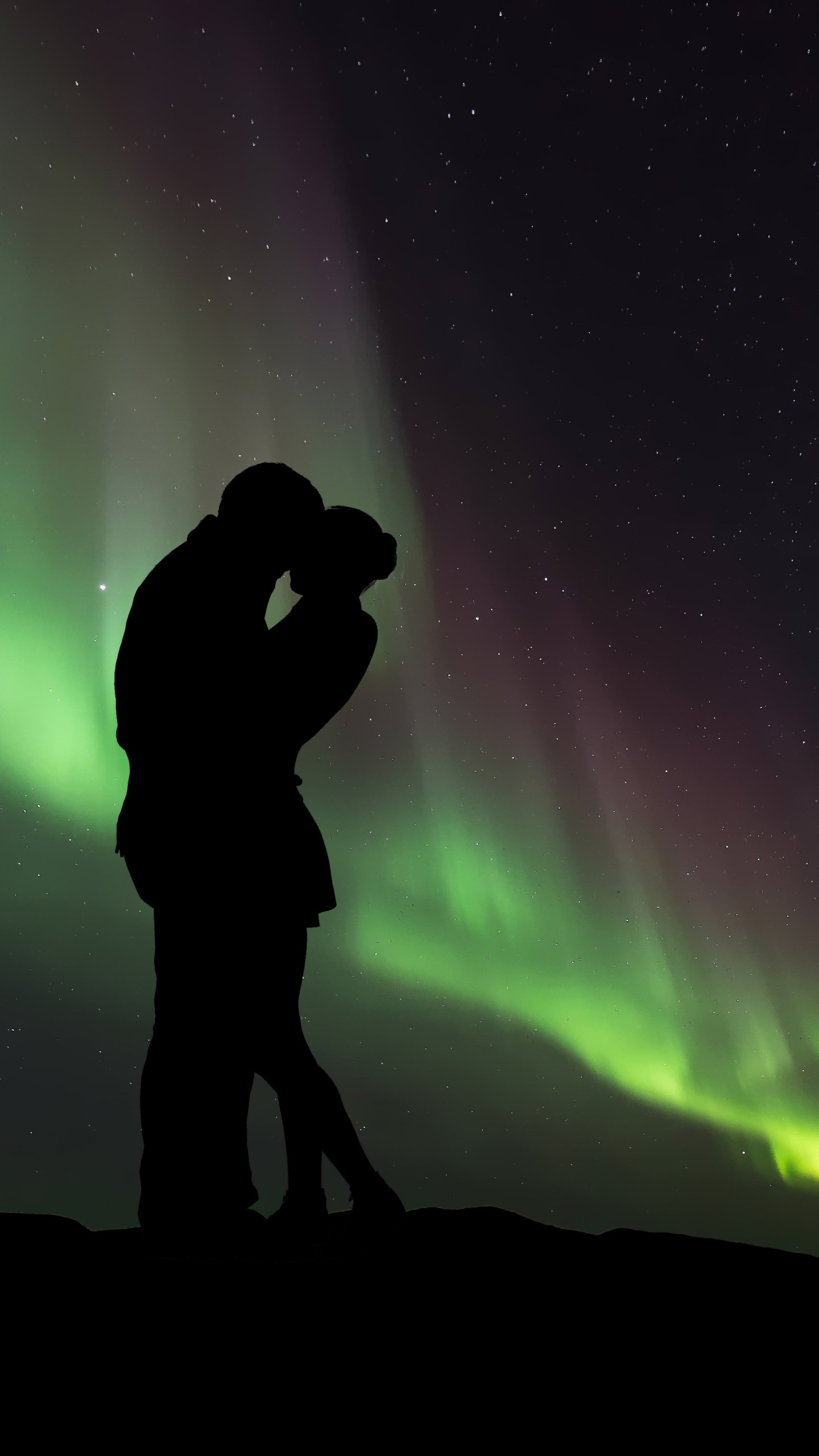 Couple in love under the Northern Lights wallpaper 1440x2560