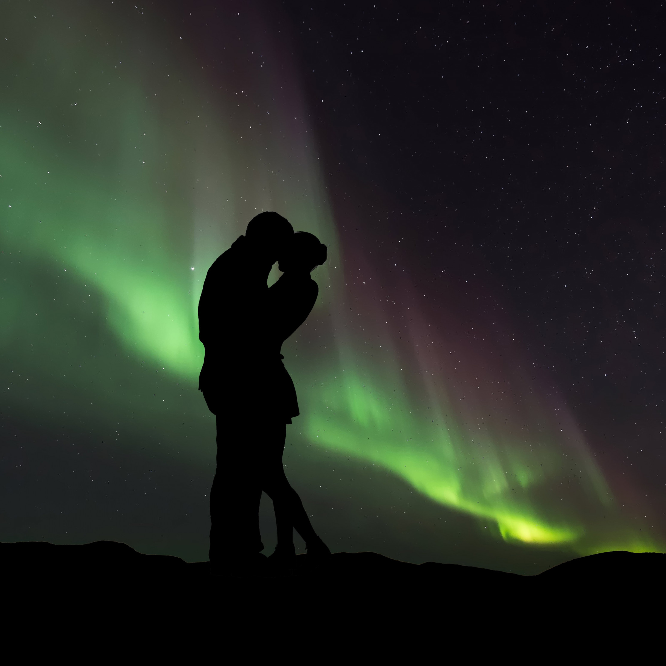 Couple in love under the Northern Lights wallpaper 2224x2224