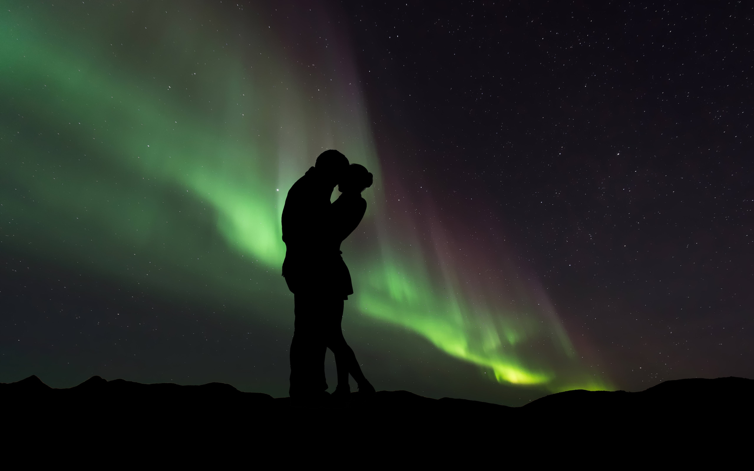 Couple in love under the Northern Lights wallpaper 2560x1600