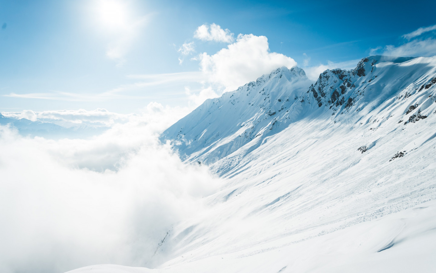 Mountains full of snow and blue sky wallpaper 1440x900