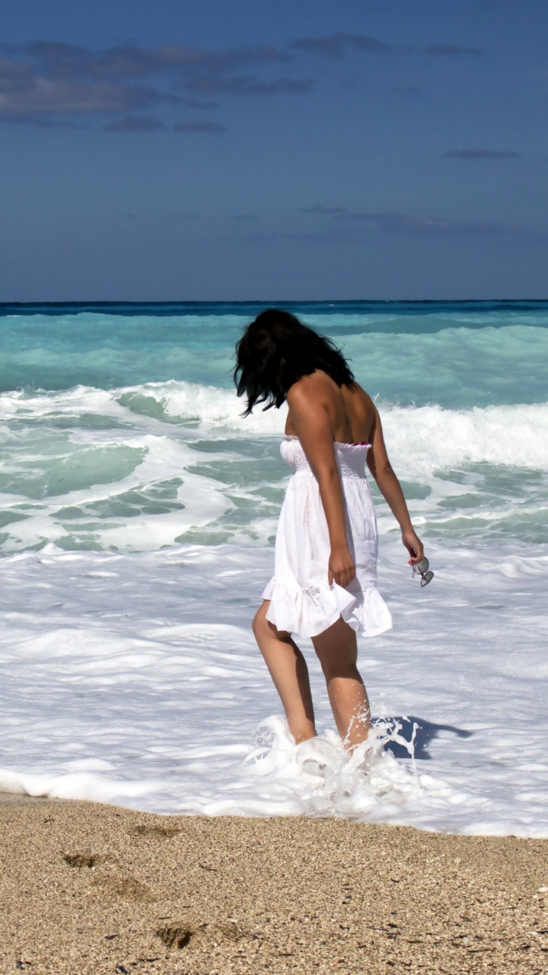 Girl on the ocean beach wallpaper 1080x1920