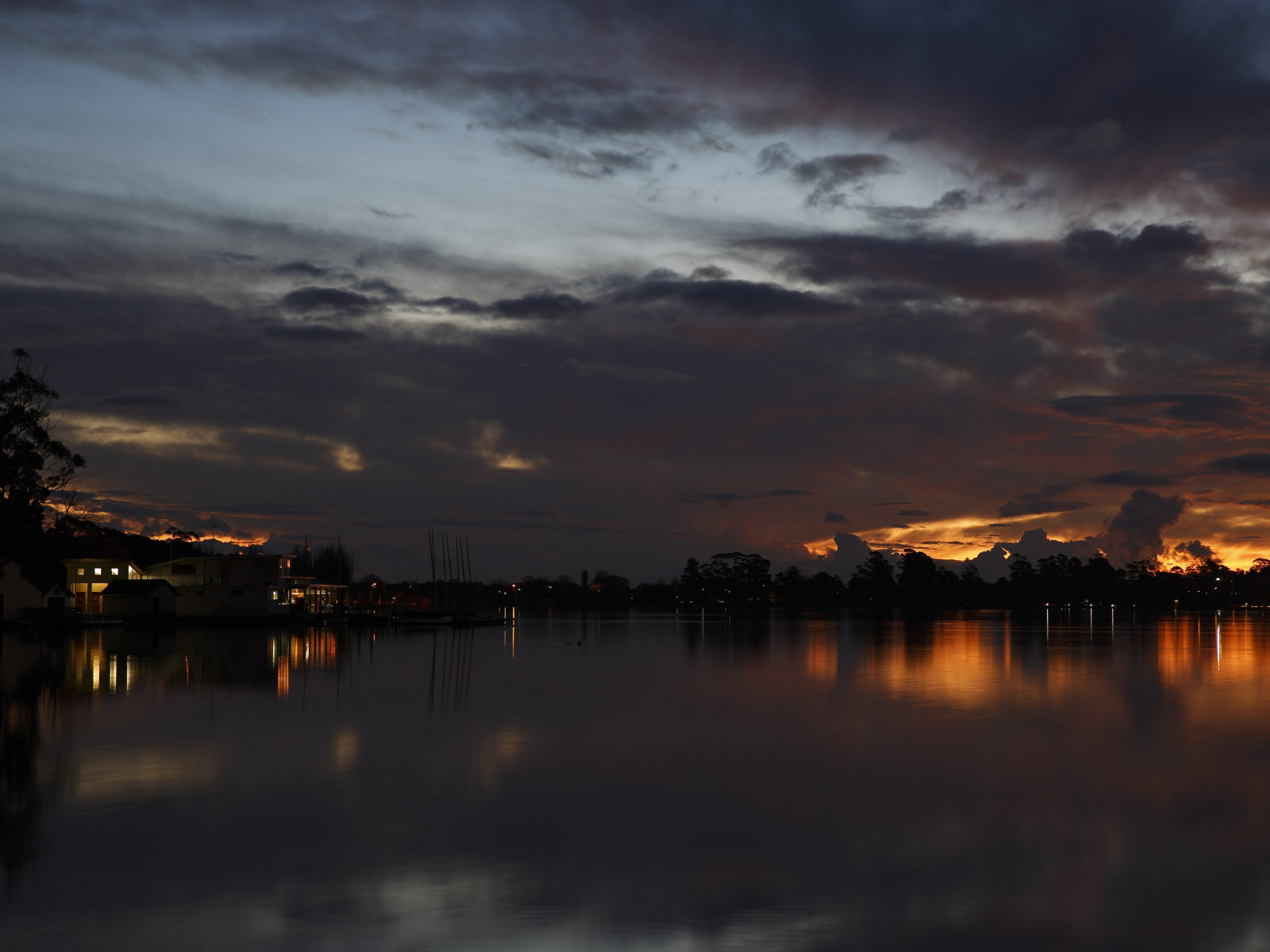 Sunset above Lake Wendouree in Australia wallpaper 1600x1200