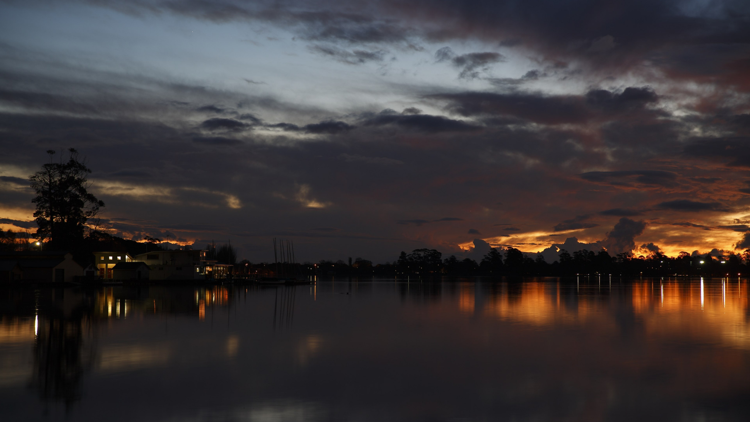Sunset above Lake Wendouree in Australia wallpaper 2560x1440