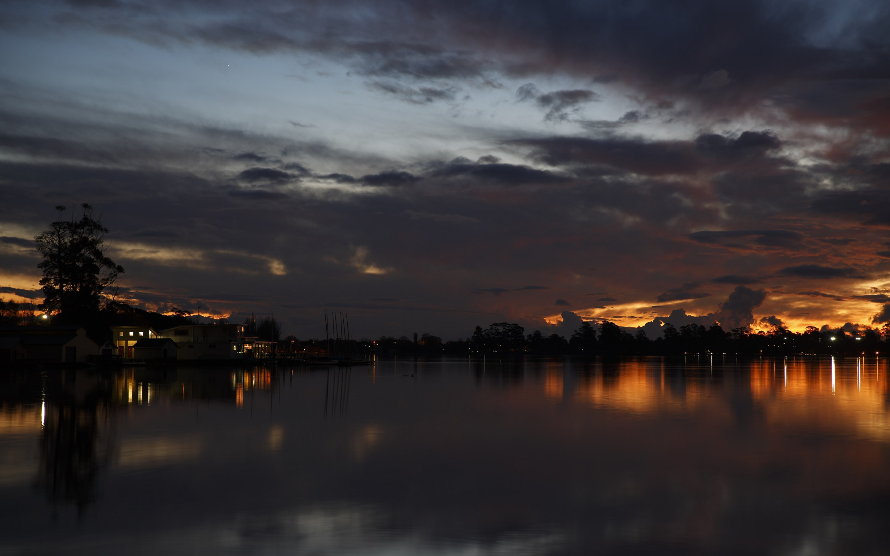 Sunset above Lake Wendouree in Australia wallpaper 2880x1800