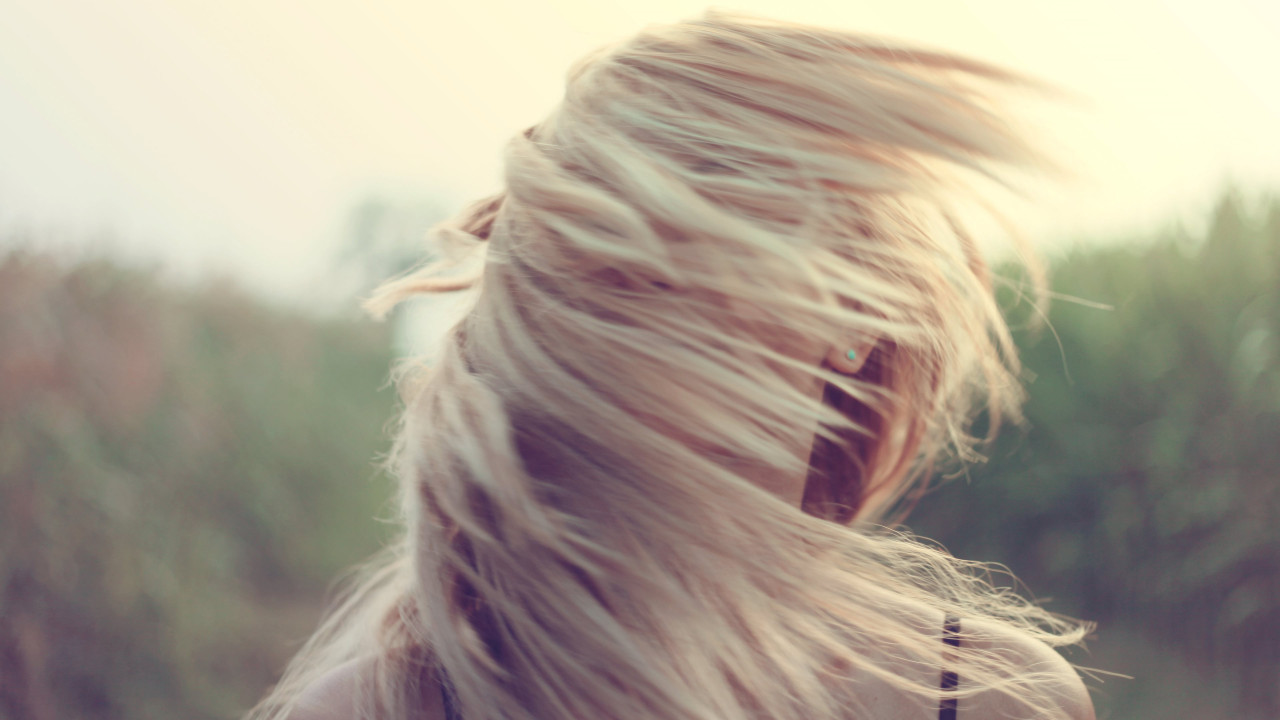 The girl with blonde hair wallpaper 1280x720