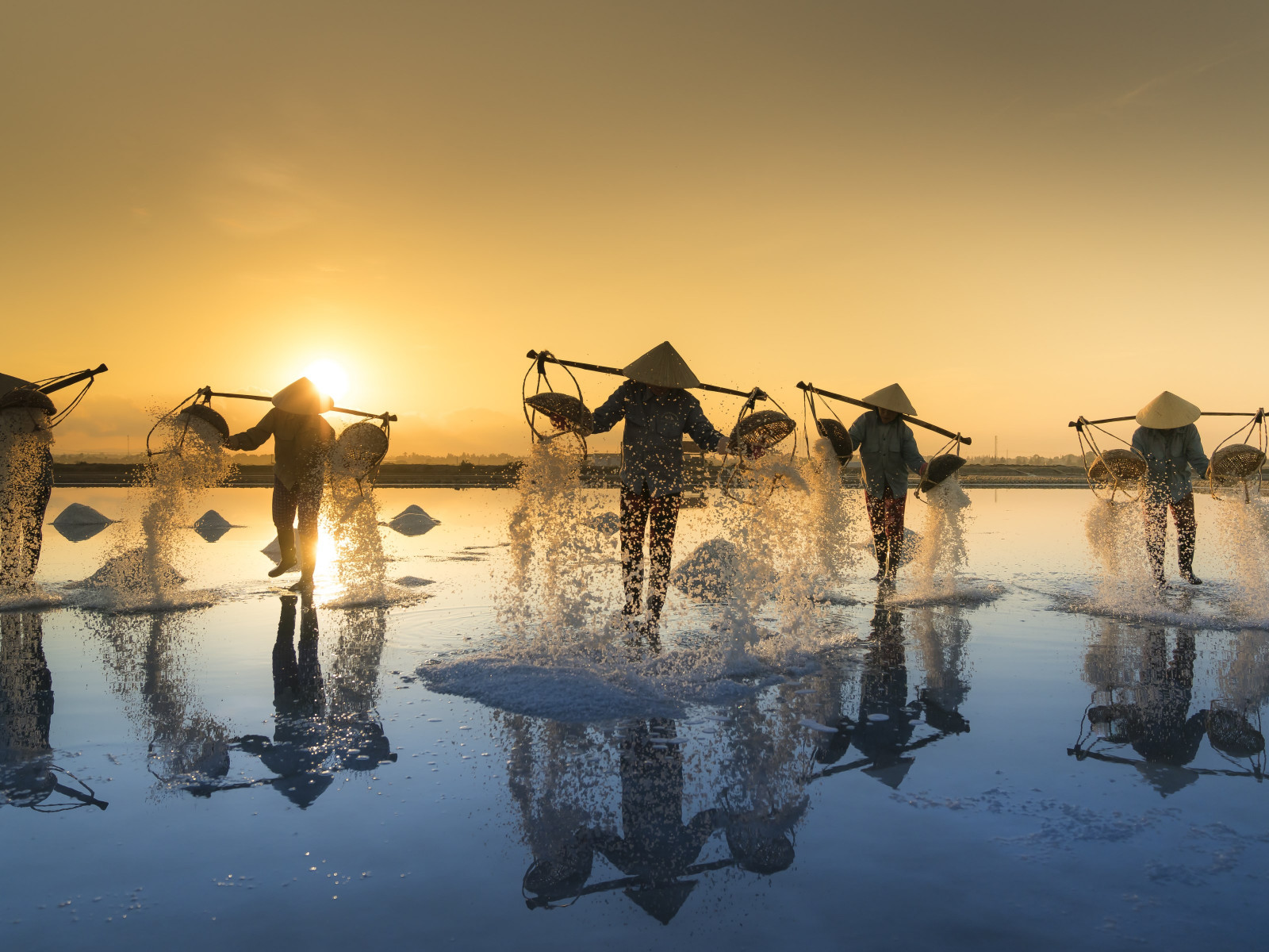 People harvesting salt in Vietnam wallpaper 1600x1200