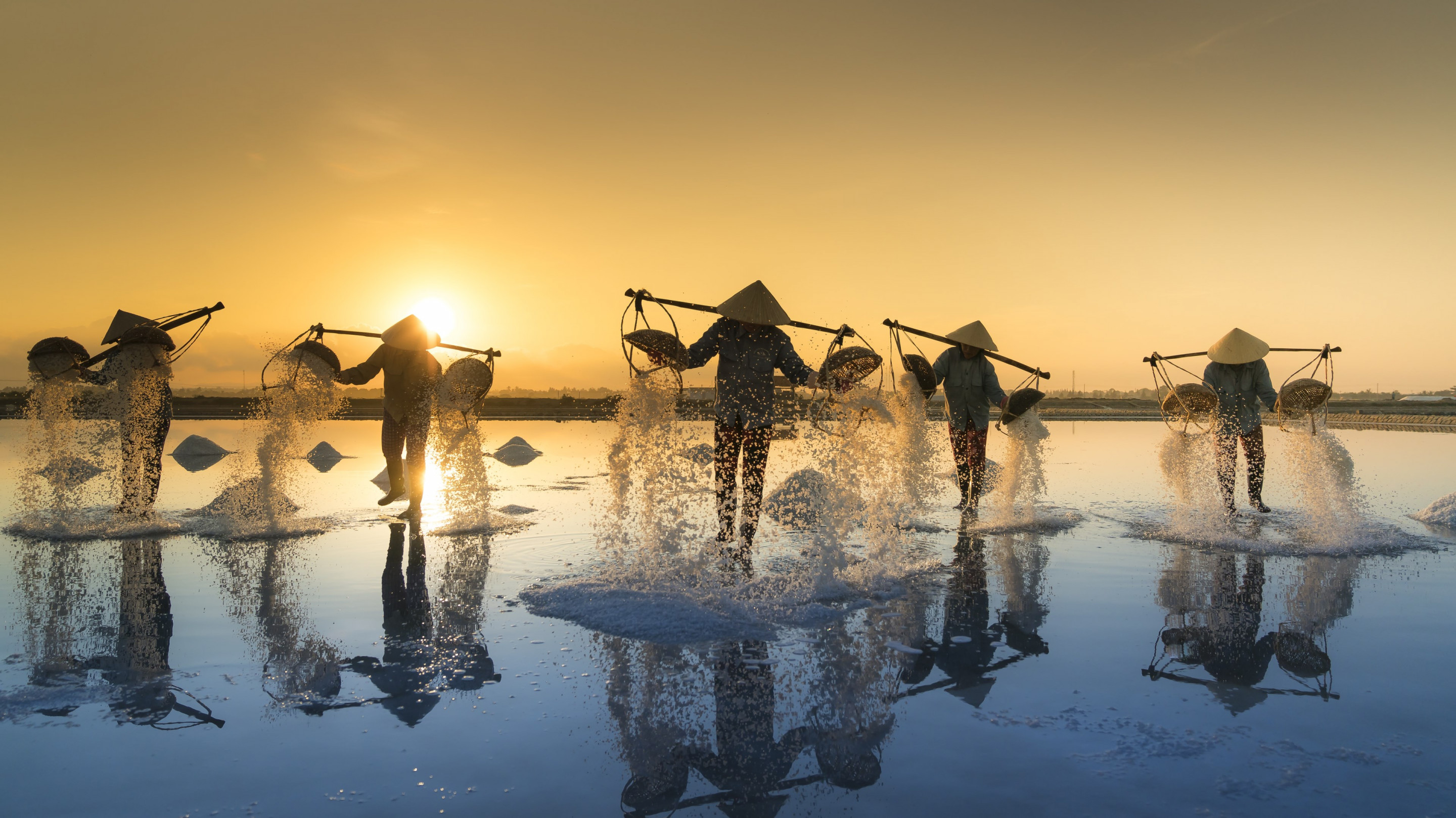 People harvesting salt in Vietnam wallpaper 2880x1620