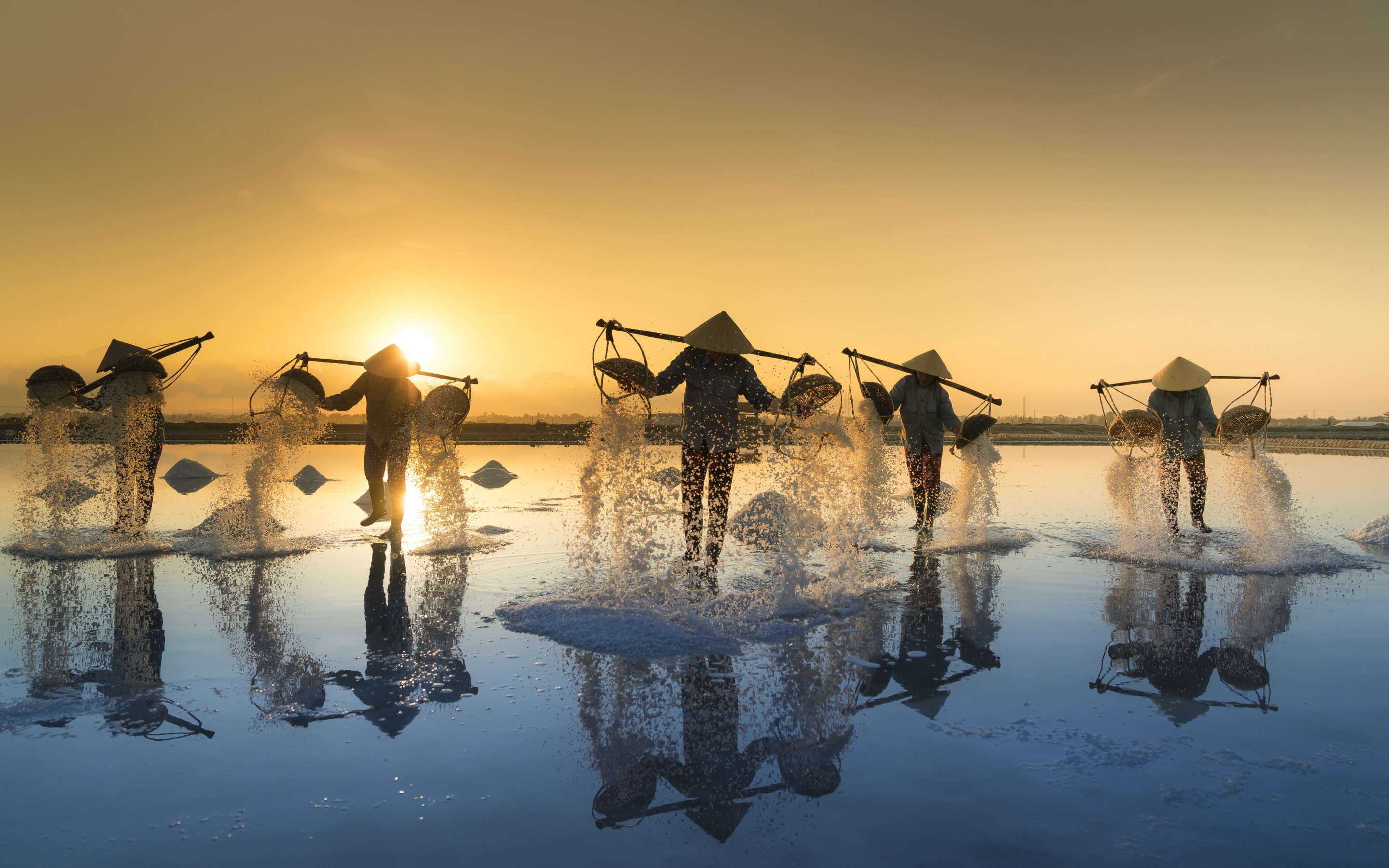 People harvesting salt in Vietnam wallpaper 2880x1800