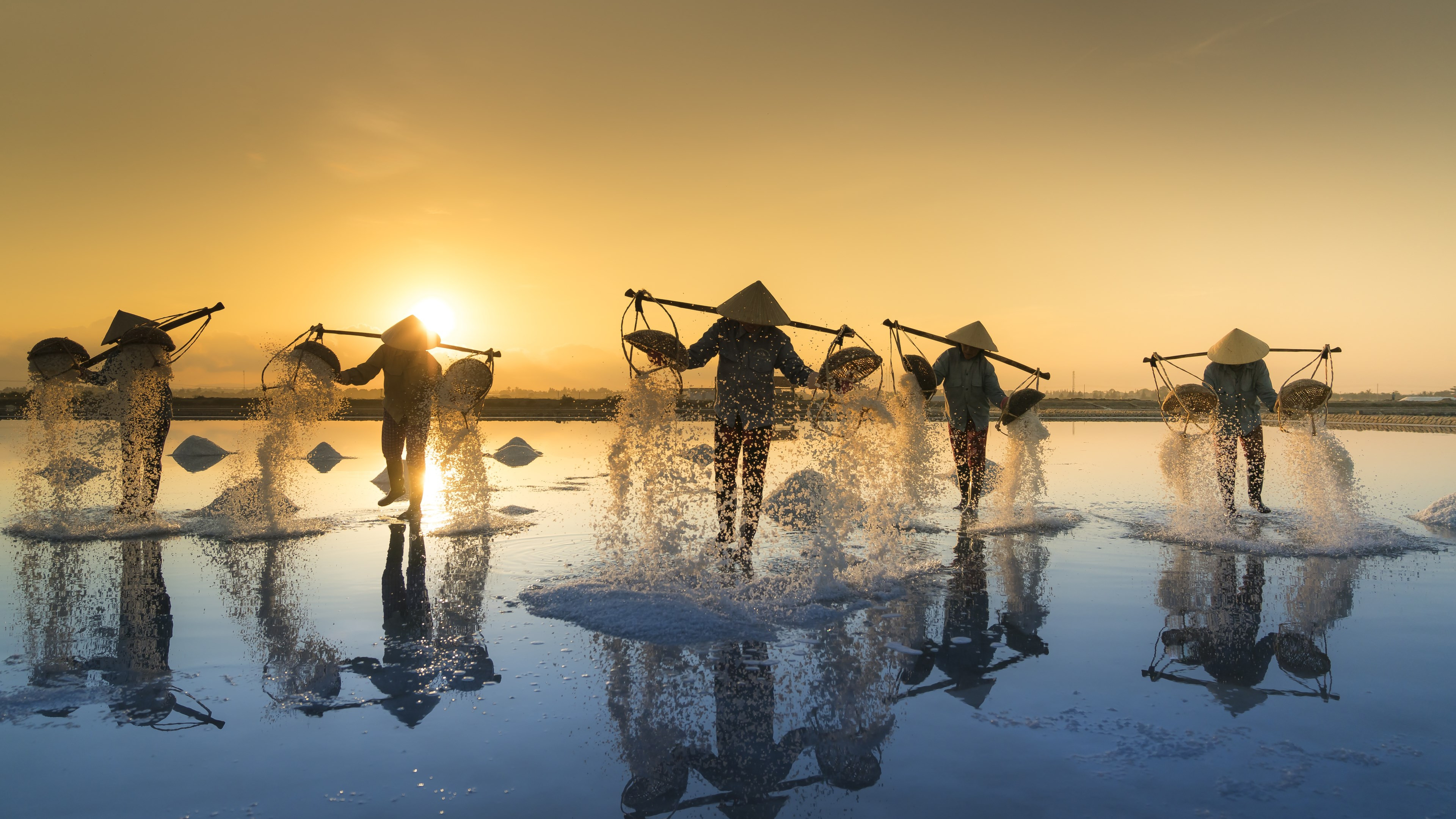 People harvesting salt in Vietnam wallpaper 3840x2160