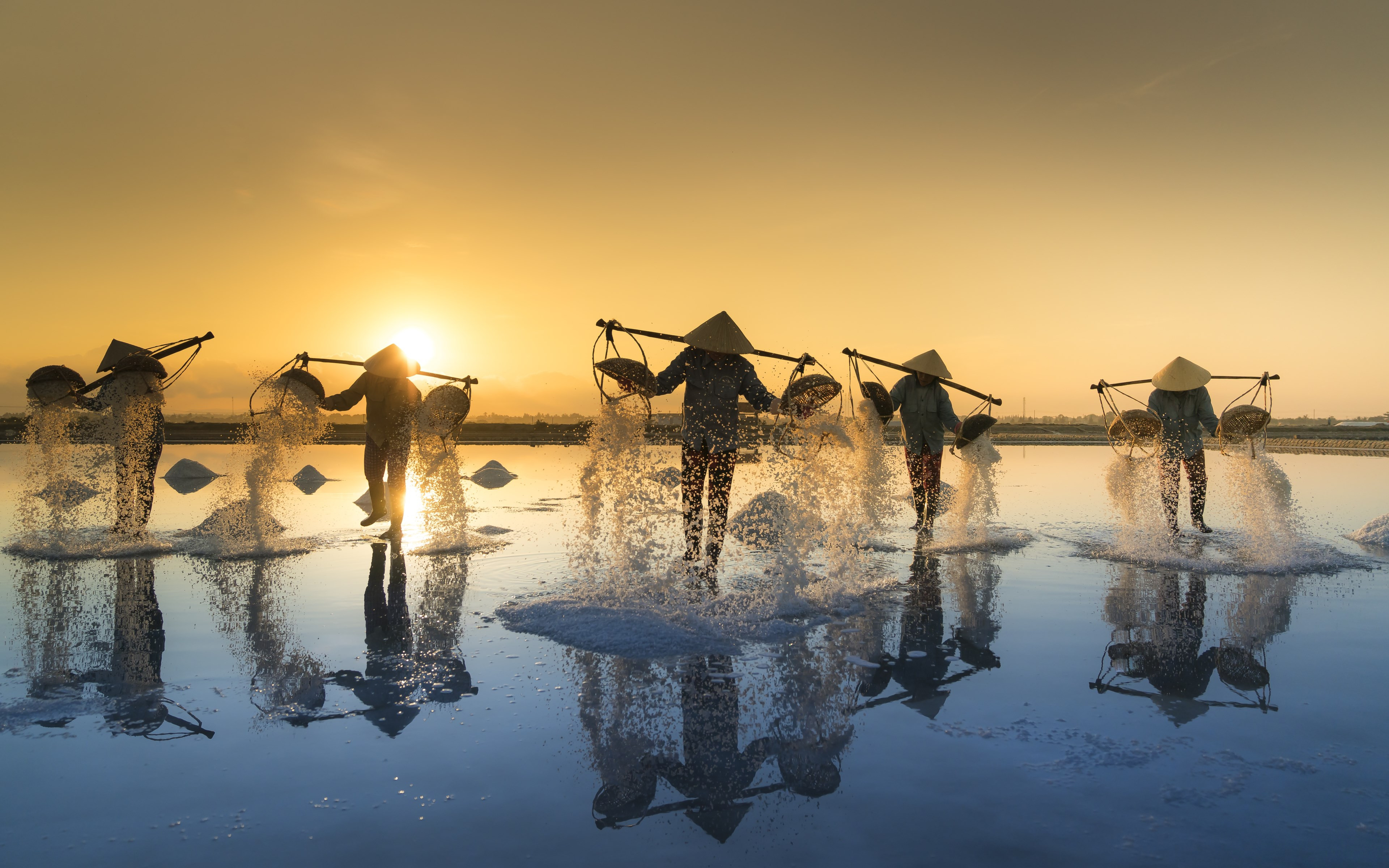 People harvesting salt in Vietnam wallpaper 3840x2400