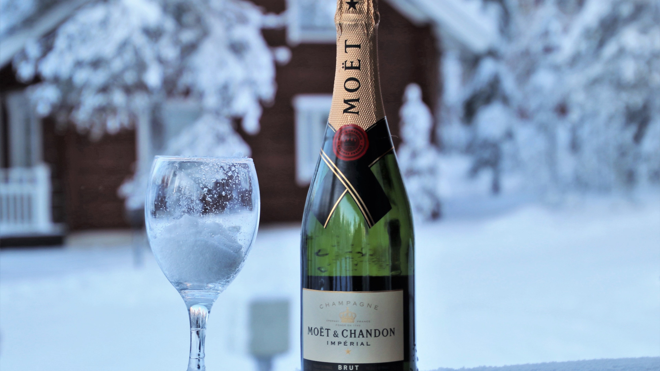 Moet champagne wallpaper 2560x1440