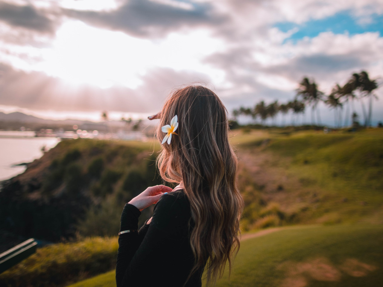 Beautiful girl in the hawaiian landscape wallpaper 1280x960