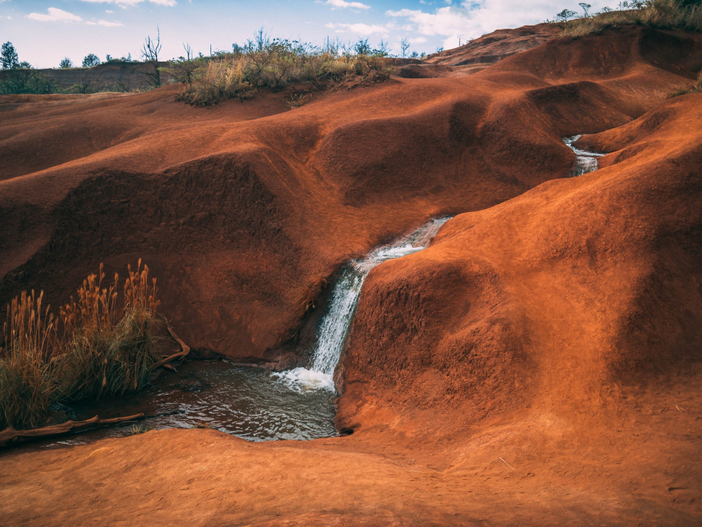Waterfall in the arid landscape wallpaper 1024x768