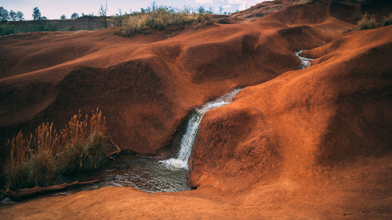 Waterfall in the arid landscape wallpaper 1366x768