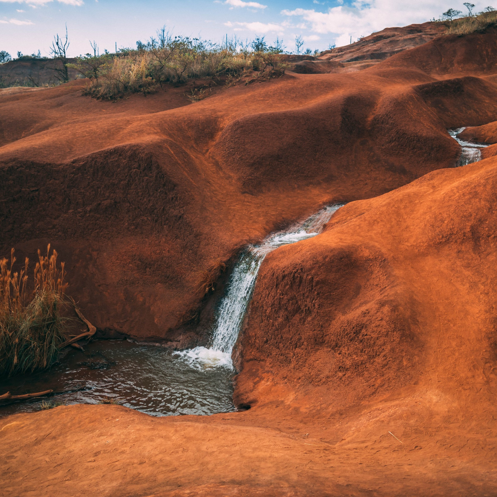 Waterfall in the arid landscape wallpaper 2048x2048