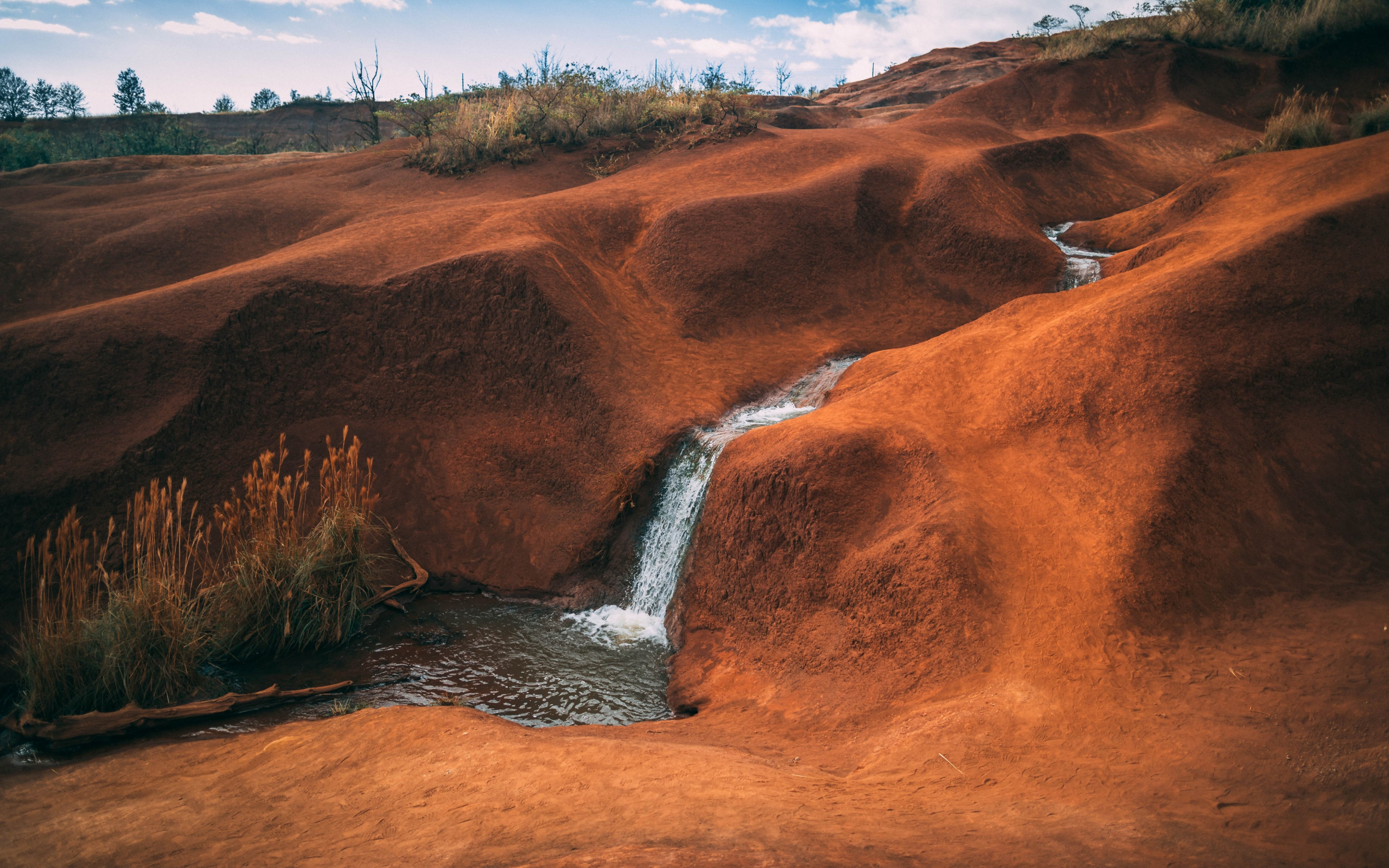 Waterfall in the arid landscape wallpaper 2560x1600