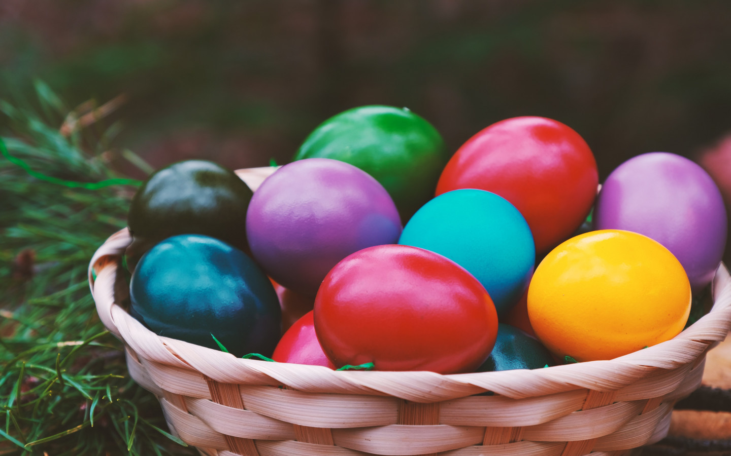 Easter eggs basket wallpaper 1440x900