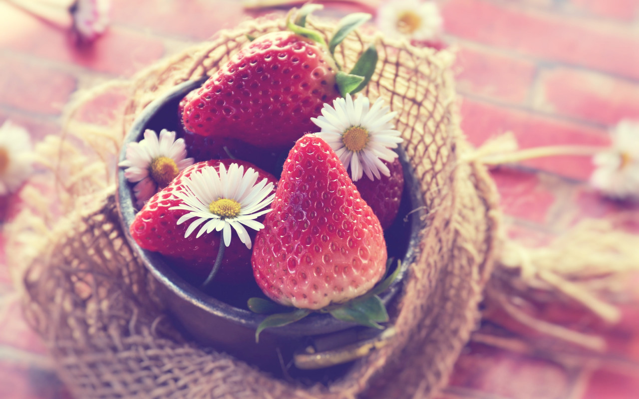 Tasty strawberries wallpaper 1280x800