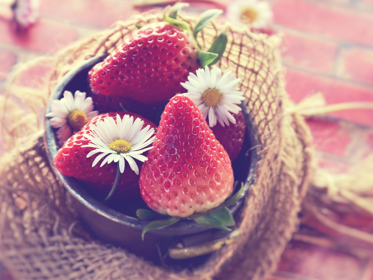 Tasty strawberries wallpaper 1280x960