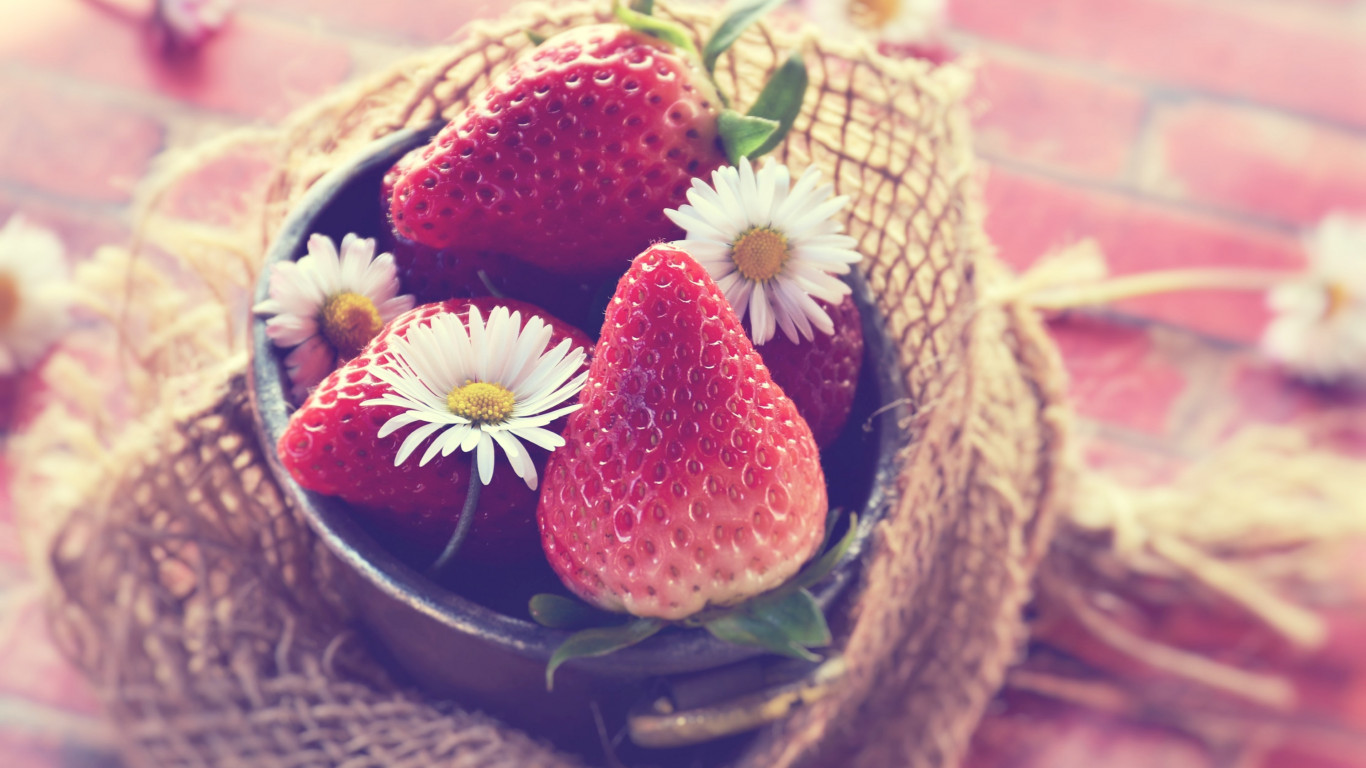 Tasty strawberries wallpaper 1366x768