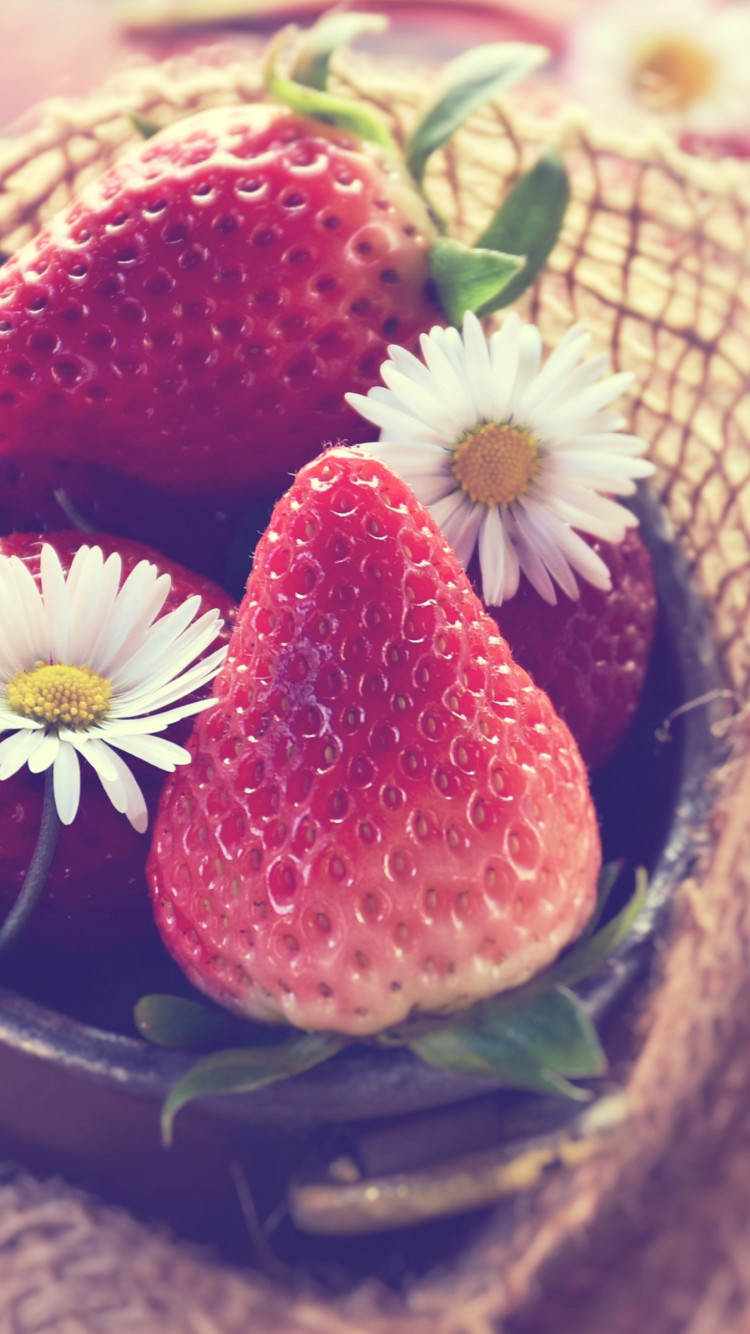 Tasty strawberries wallpaper 750x1334