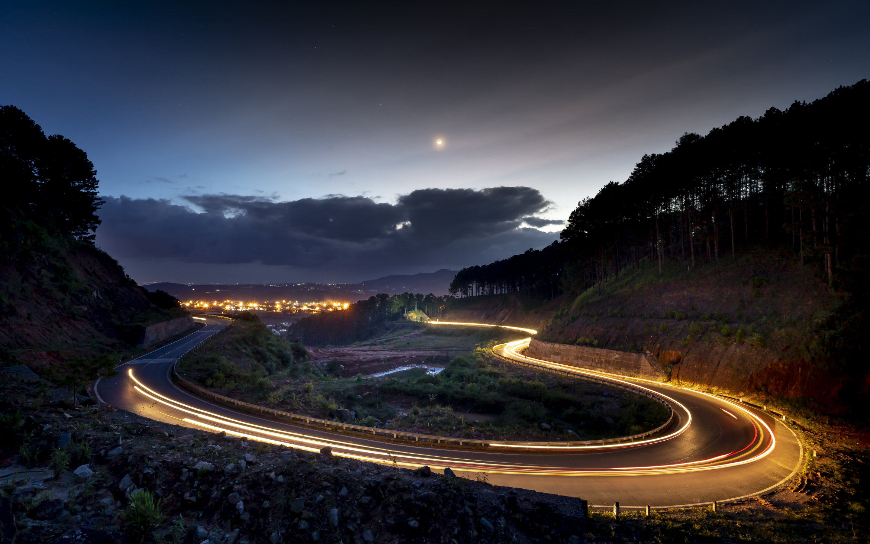 Lights on the road of Dalat, Vietnam wallpaper 2880x1800