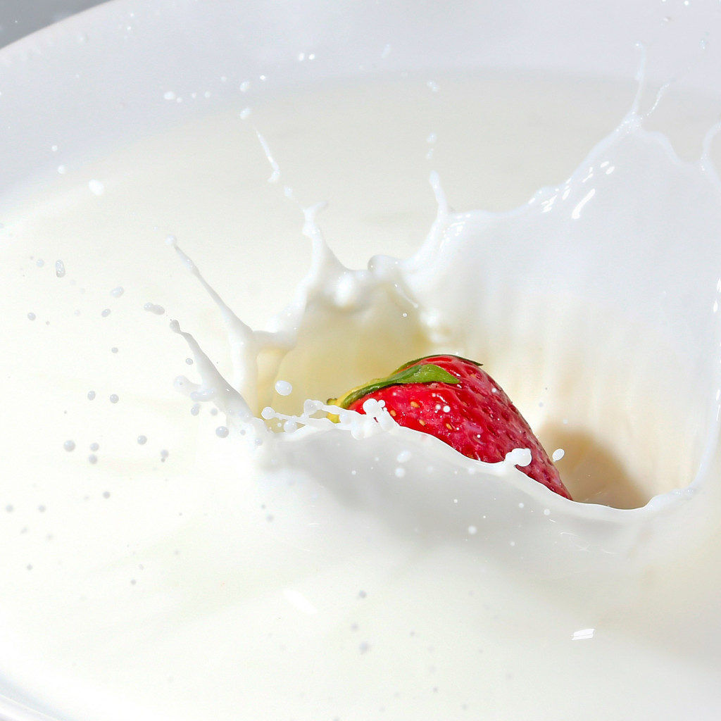 Strawberry splashing in milk wallpaper 1024x1024
