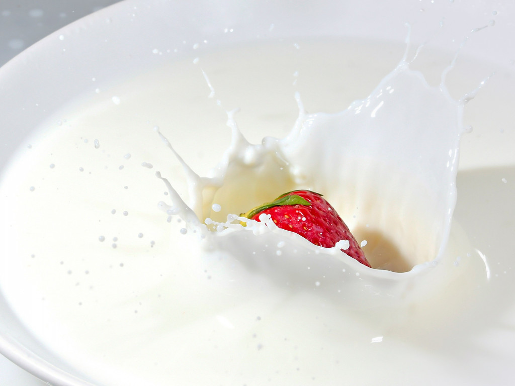 Strawberry splashing in milk wallpaper 1024x768