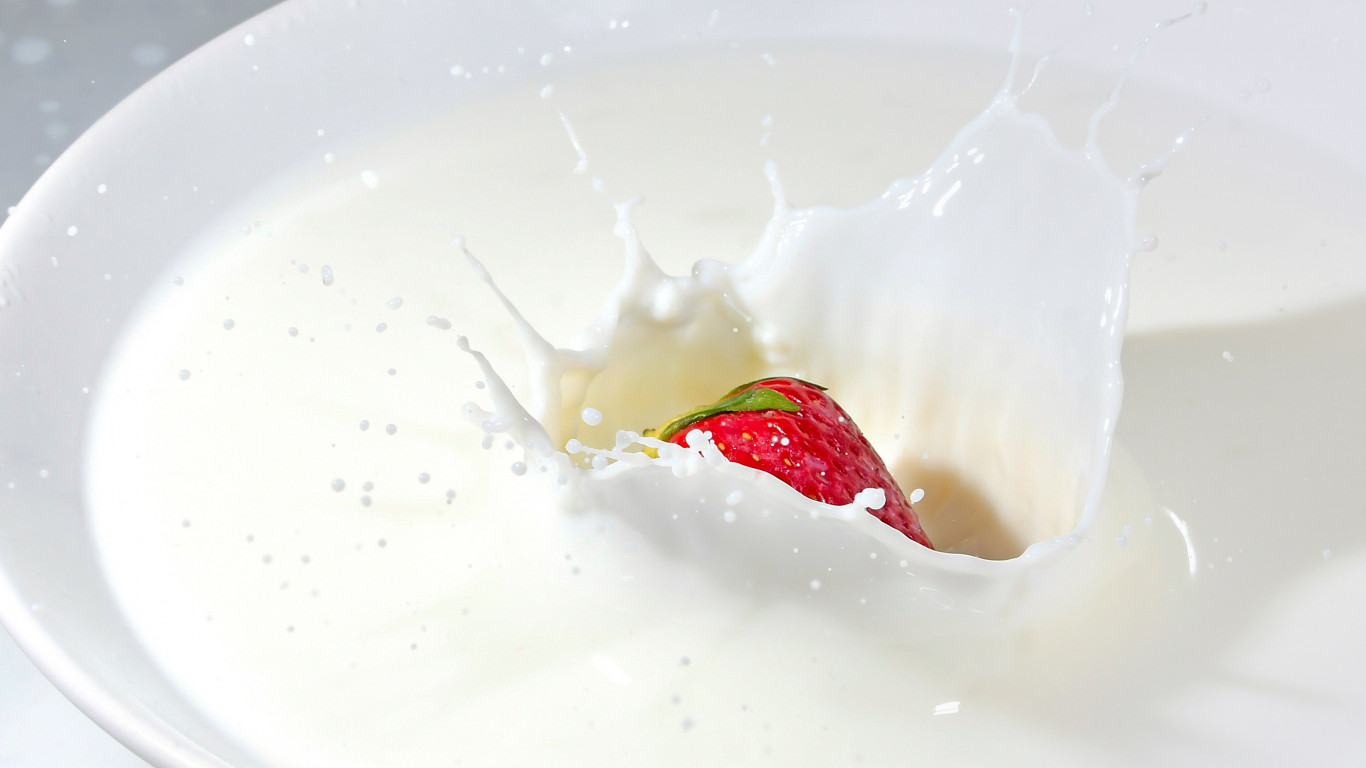 Strawberry splashing in milk wallpaper 1366x768