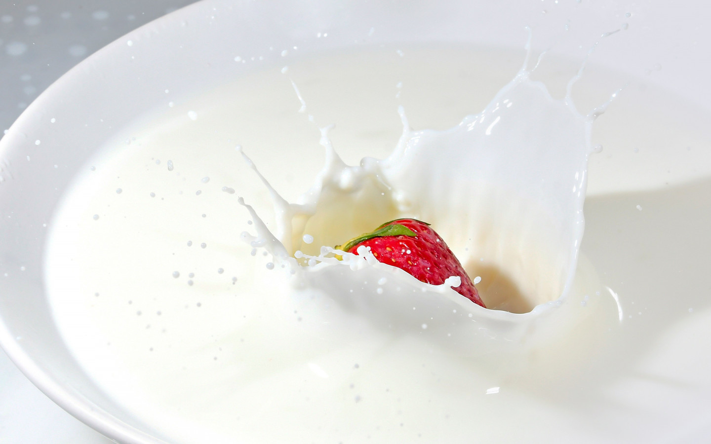 Strawberry splashing in milk wallpaper 1440x900